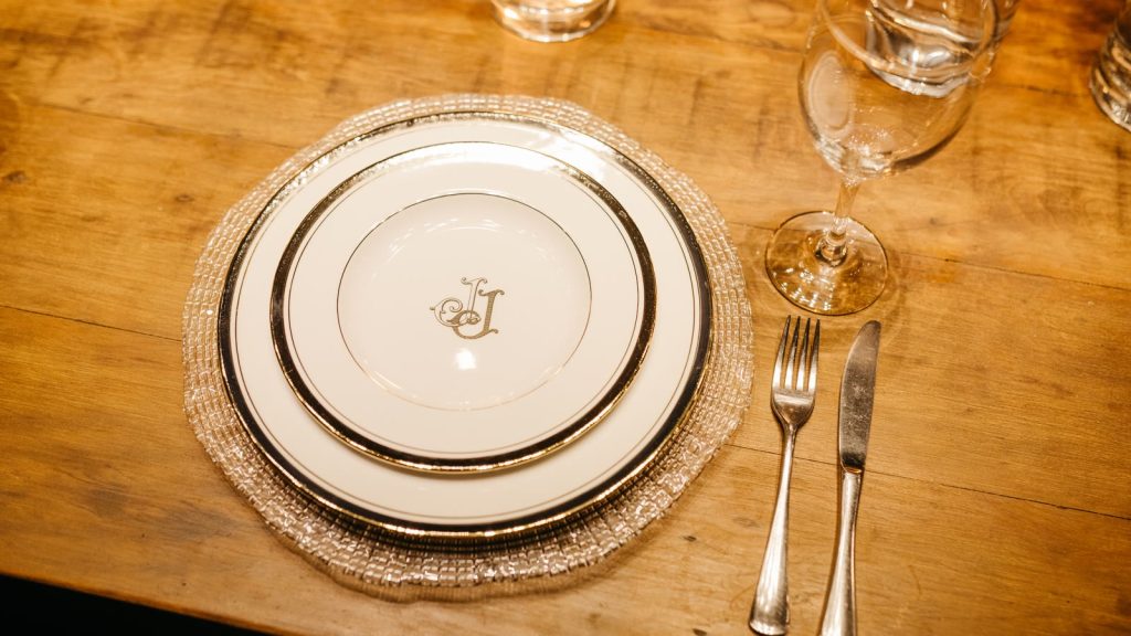 Elegant kuvert med vinglas og et mindre glas placeret øverst til højre