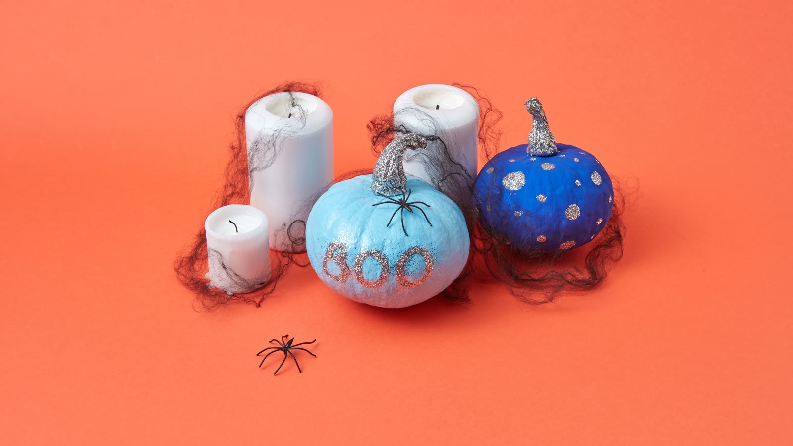 Malede pyntegræskar med spindelvæv og lys — halloween-pynt uden kniv