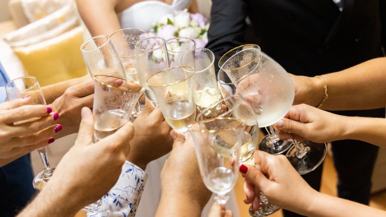 Bryllupsgæster skåler i champagne under festen